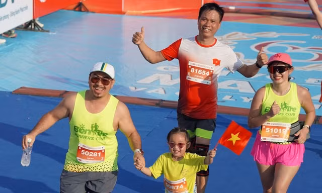 Một gia đình hào hứng tham dự Tiền Phong Marathon 2024.