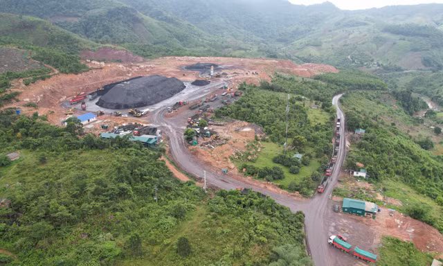 Trường học, người dân ở Quảng Trị khốn khổ vì bụi than