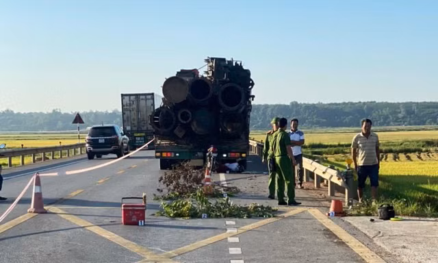 Xe máy đụng ô tô đầu kéo, hai vợ chồng tử vong