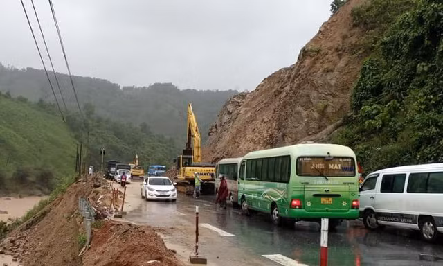 Quảng Trị mưa lớn gây sạt lở nghiêm trọng trên Quốc lộ 9, nhiều khu vực bị chia cắt