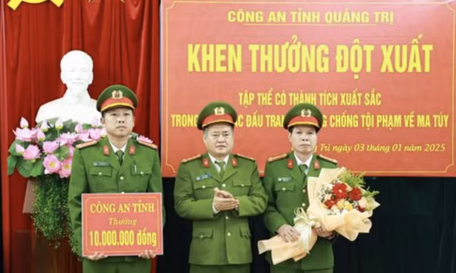 Ô tô khách bị tai nạn, phát hiện 15kg chất lạ và 10 vật thể hình bánh nghi ma túy 