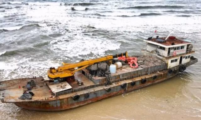 Xử lý 'tàu ma' trôi dạt mắc cạn ở bờ biển Quảng Trị