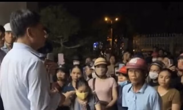 Nghi bị trộm thông tin cá nhân, hàng trăm người 'vây' trụ sở Điện lực Lao Bảo