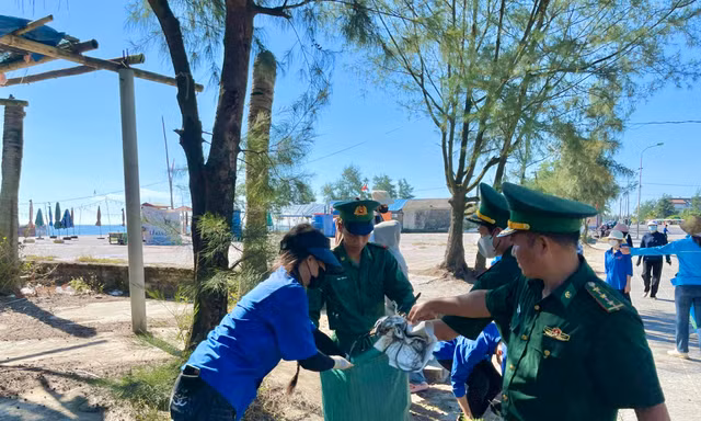 Tuổi trẻ Quảng Trị sôi động làm sạch biển