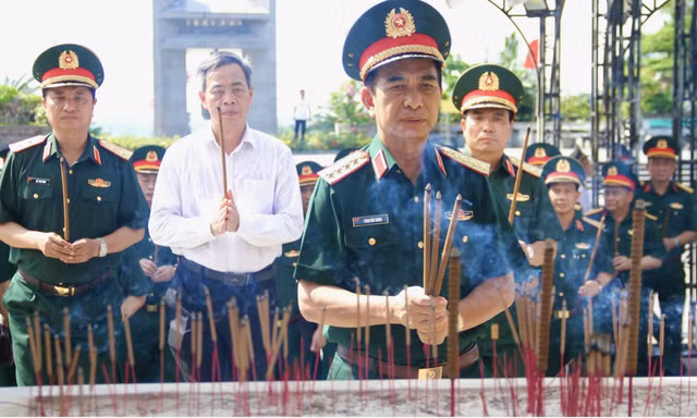 Đoàn đại biểu Quân ủy Trung ương tri ân các Anh hùng liệt sĩ tại Quảng Trị