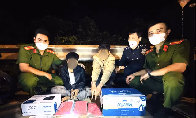 Bắt quả tang vụ vận chuyển 30.000 viên hồng phiến 