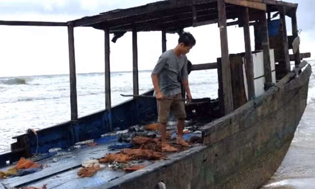 Phát hiện thuyền gỗ lạ trôi dạt vào bờ biển Quảng Trị