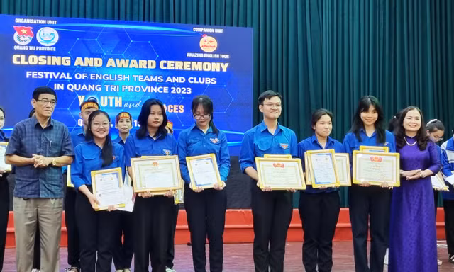 Học sinh Trường THPT thị xã Quảng Trị giành giải Nhất thi liên hoan tiếng Anh