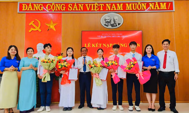 71 học sinh tuổi 18 ở Quảng Trị được kết nạp Đảng đúng dịp kỷ niệm ngày sinh Bác Hồ