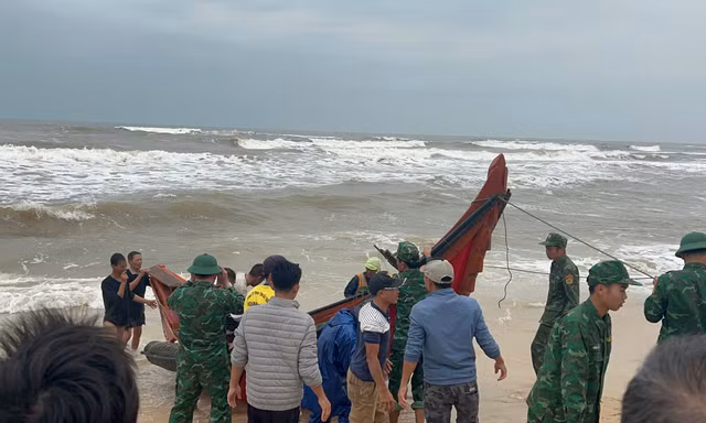 Cứu 3 ngư dân bị sóng nhấn chìm ở vùng biển Quảng Trị
