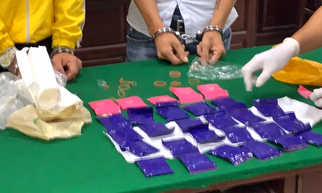 6.060 viên ma túy được Tiến, Luân vận chuyển thuê với giá 5 triệu đồng tiền công vào TP Huế tiêu thụ. Ảnh: Mạnh Hùng