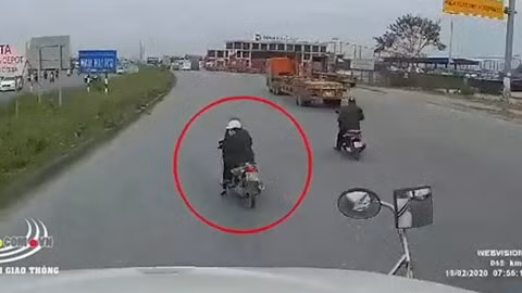 Giật mình dừng lại trước đầu xe container, 2 cô gái suýt mất mạng