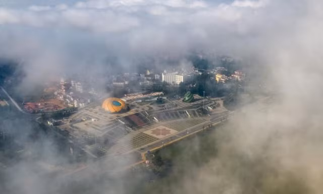 Ngắm phố núi Đà Lạt đẹp hút hồn trong sương giăng huyền ảo