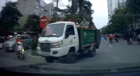 Xe rác chạy ngược chiều trong thành phố