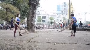 Độc đáo chị em rủ nhau 'lắc vòng khổng lồ' trong công viên