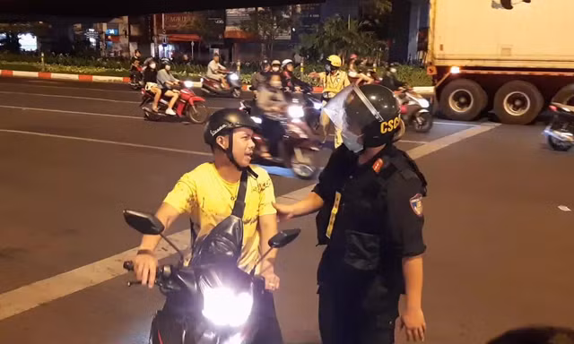Vượt nồng độ cồn, nam thanh niên năn nỉ CSGT nhưng vẫn bị phạt mức cao nhất