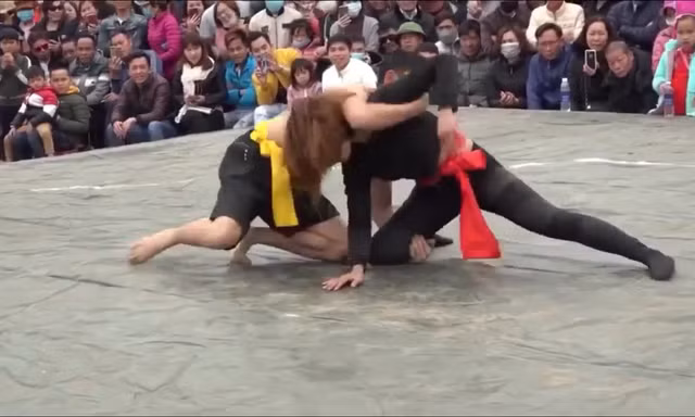 Video 'cô gái thượng đài thách đấu vật cổ truyền' ấn tượng tuần qua