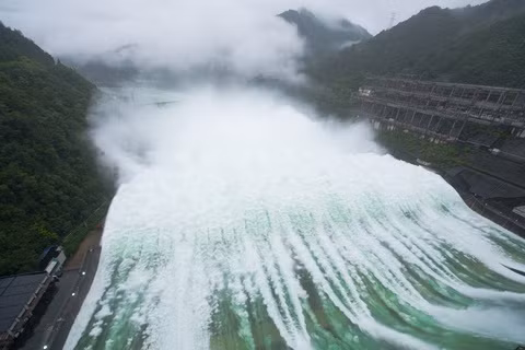 Hồ thủy điện lớn nhất Chiết Giang lần đầu xả lũ sau 9 năm