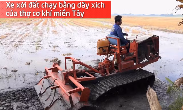 Xe xới đất chạy bằng dây xích của thợ cơ khí miền Tây