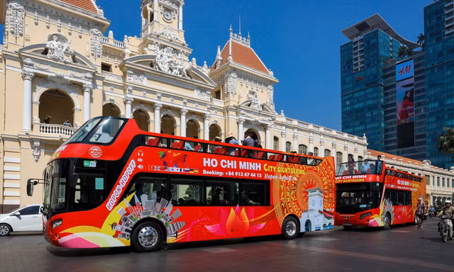 Dạo quanh TP HCM trên xe buýt mui trần