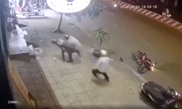 Tổ công tác phòng chống dịch COVID-19 truy bắt 2 thanh niên trộm xe máy