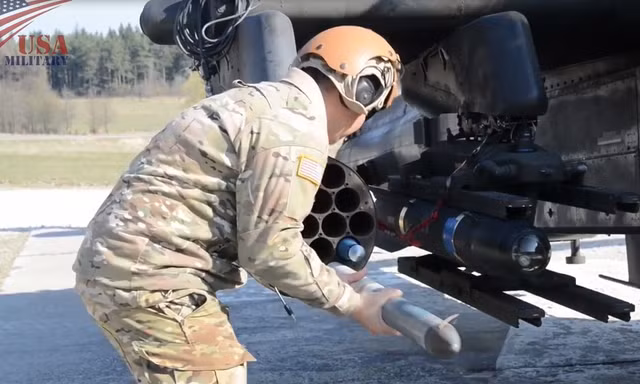 Cận cảnh quá trình trang bị vũ khí cho trực thăng AH-64 Apache