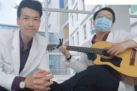 Bác sĩ hát 'Hoa nở không màu' phiên bản chống COVID-19