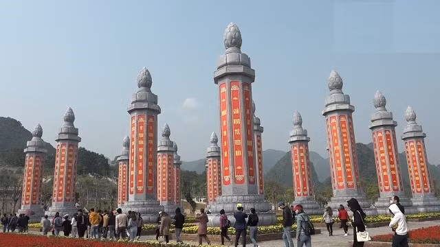 32 cột kinh Phật khổng lồ bằng đá độc nhất vô nhị ở Việt Nam