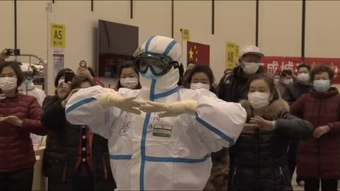 Đội ngũ y tế dạy nhảy cho bệnh nhân nhiễm covid-19