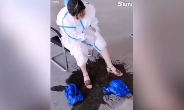 Xúc động hình ảnh mồ hôi ào ra sàn nhà khi nhân viên y tế cởi đồ bảo hộ