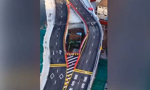 Độc đáo căn nhà kẹp giữa 2 làn đường vì chủ nhân không chịu chuyển đi