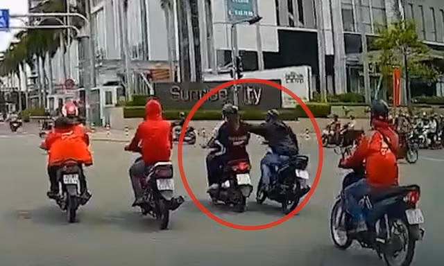 Đôi nam nữ bị giật điện thoại giữa ngã tư