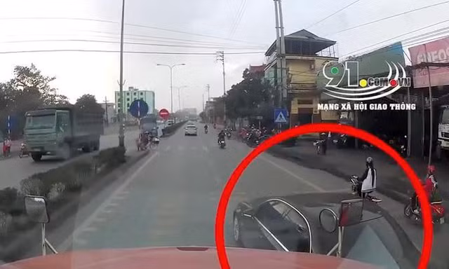 Chuyển làn ẩu ô tô bị container tông bay lên dải phân cách
