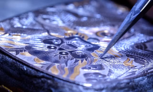 Xăm mặt đồng hồ bằng chất liệu vàng, bạc dưới kính hiển vi