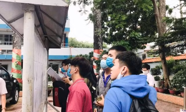 Sau “cuộc chiến điểm chuẩn” năm nay, teen khối 12 nên tính đường khác vào đại học?