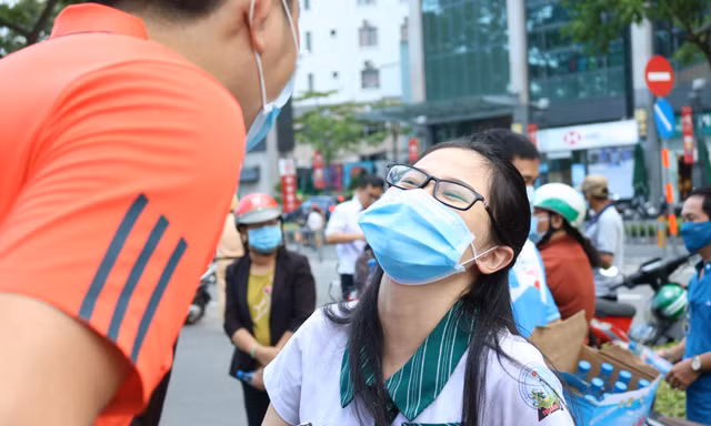 TP.HCM: Teen đến sớm dự kì thi tốt nghiệp THPT Quốc gia có một không hai trong lịch sử