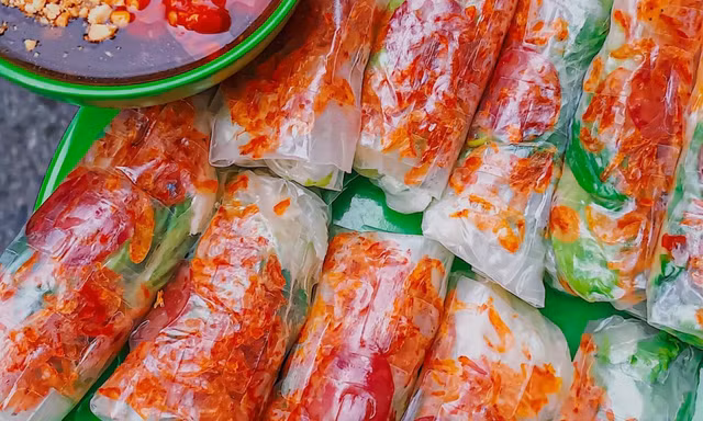 Ăn vặt với bò bía tôm chấy chỉ 2K5 hoặc bánh hotdog ngập phô mai, cắn một miếng là hết ý