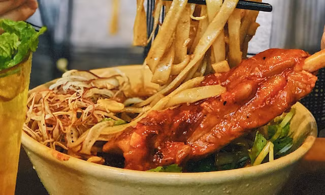 Hẹn hò Sài Gòn: Măm măm sườn cây siêu to khổng lồ và phá lấu ngon nhất Quận 1