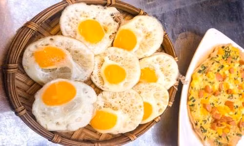 Dọc đường ăn dặm: Bánh căn Đà Lạt ngon trứ danh và thiên đường dâu đang chờ bạn!