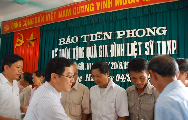 'Tiền Phong' trao quà cho các gia đình liệt sĩ TNXP hi sinh tại Ga Gôi năm 1966