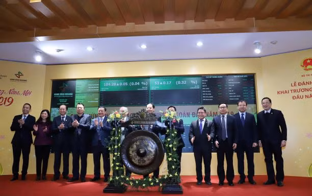 Chứng khoán chính thức khai phiên mới sáng nay 2/1