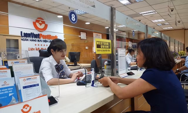 Ngày 5/10 , Ngân hàng Bưu điện Liên Việt niêm yết cổ phiếu trên sàn chứng khoán Upcom 