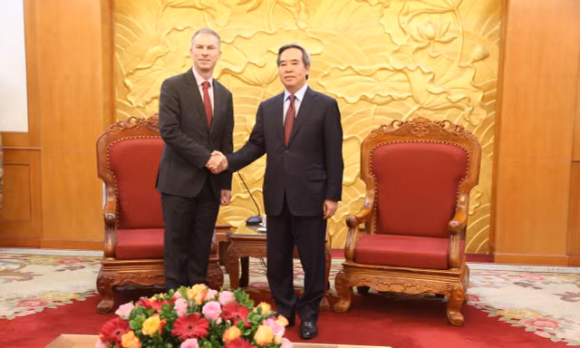 Trưởng ban kinh tế Trung ương Nguyễn Văn Bình khuyến khích đại diện Google nên tính việc mở văn phòng tại VN. 