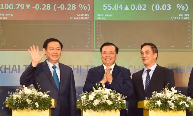 Phó Thủ tướng Vương Đình Huệ và lãnh đạo ngành tài chính tại lễ khai trương CKPS sáng nay 9/8 