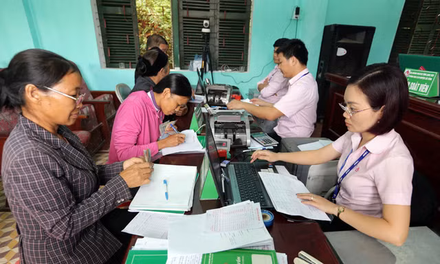 Các hộ gia đình có con là HSSV nhận vốn vay ưu đãi tại các Điểm giao dịch của NHCSXH