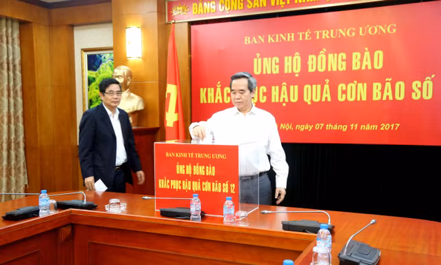 Trưởng Ban kinh tế TƯ Nguyễn Văn Bình và Phó Ban Thường trực Cao Đức Phát cùng các lãnh đạo và CBNV Ban kinh tế Trung ương tham gia ủng hộ 