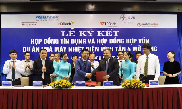 Đại diện ABBANK , EVN và các NHTM rót vốn tài trợ tại lễ ký kết.