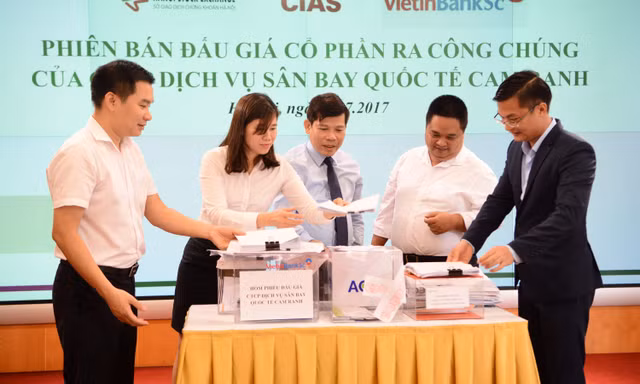 Kiểm tra hòm phiếu tại phiên đấu giá CTCP Dịch vụ Sân bay Quốc tế Cam Ranh. 