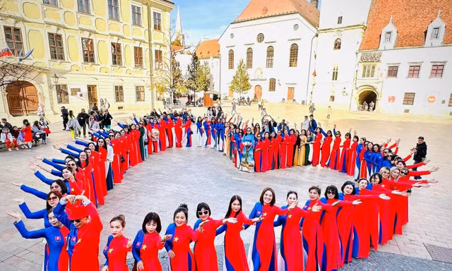 Ra mắt và tôn vinh áo dài Việt Nam tại Slovakia và Cộng hòa Séc