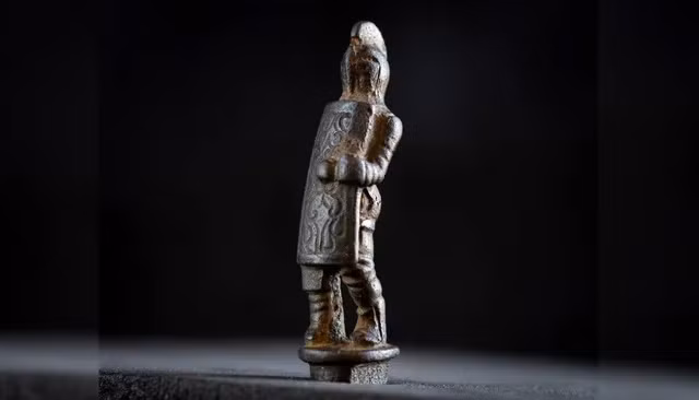Tìm thấy cán dao hình đấu sĩ quý hiếm ở Bức tường Hadrian